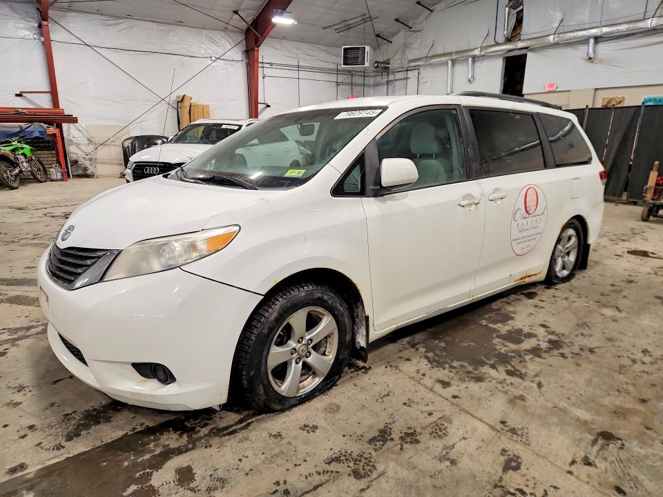 2011 TOYOTA SIENNA LE photo 1
