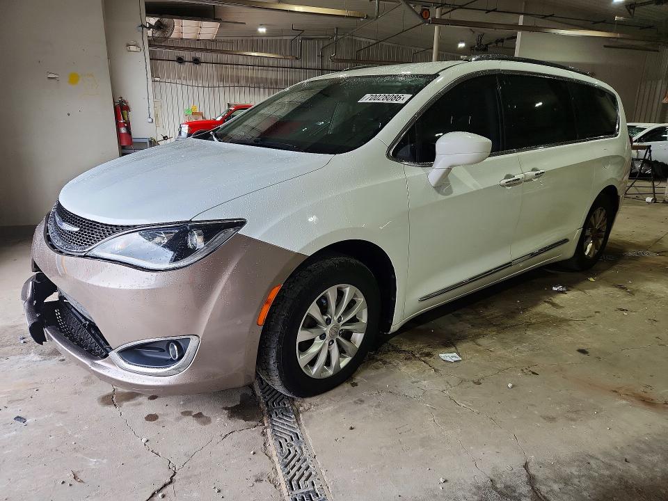 2018 CHRYSLER PACIFICA TOURING L photo 1